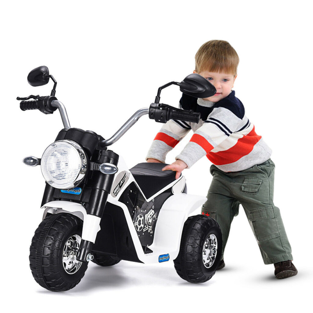 niño con triciclo moto electrica, motos para niños